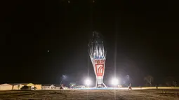 Balon udara milik petualang asal Rusia Fedor Konyukhov saat dipersiapkan untuk memulai misi mengelilingi dunia dari Perth, Australia, Selasa (12/7). Fedor Konyukhov akan menempuh jutaan kilometer mengelilingi Bumi. (Reuters/Oscar Konyukhov)