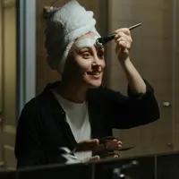 Ilustrasi memakai skincare malam. (Copyright Pexels/cottonbro studio)