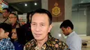 Ketua Komisi Yudisial (KY), Suparman Marzuki berjalan keluar usai diperiksa di Bareskrim Polri, Jakarta, Senin (28/9/2015). Suparman diperiksa sebagai tersangka kasus pencemaran nama baik atas laporan Hakim Sarpin. (Liputan6.com/Helmi Afandi)