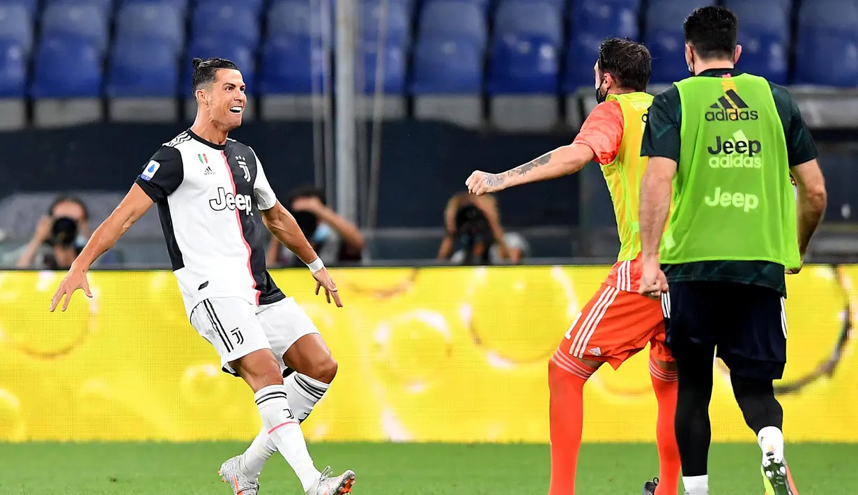 Pemain Juventus Cristiano Ronaldo (kiri) merayakan golnya ke gawang Genoa pada pertandingan Serie A di Stadion Luigi Ferraris, Genoa, Italia, Selasa (30/6/2020). Juventus kokoh memuncaki klasemen sementara usai mengalahan Genoa 3-1. (Tano Pecoraro/LaPresse via AP)