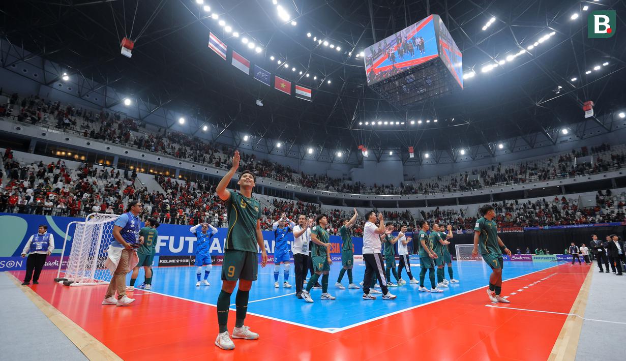Para pemain Timnas Futsal Indonesia menyapa para penonton setelah laga perempat final Piala Asia Futsal 2026 melawan Vietnam di Indonesia Arena, Senayan, Jakarta, Selasa (03/02/2026). (Bola.com/Bagaskara Lazuardi)