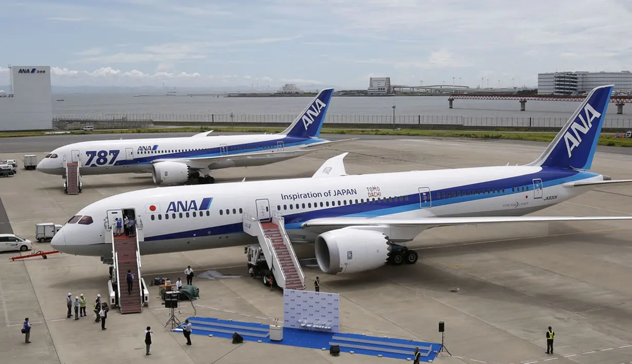 Pesawat Boeing 787-9 Dreamliner berdampingan dengan Boeing 787-8 Dreamliner sesaat sebelum upacara perayaan penerbangan perdana di Bandara Haneda, Tokyo, Jepang, (4/8/2014).  (REUTERS/Yuya Shino)