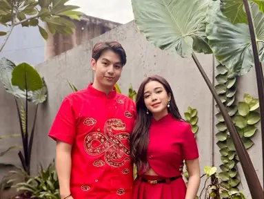 Brisia Jodie dan Jonathan Alden tampil serasi dalam balutan busana bernuansa merah saat merayakan Imlek bersama. Pasangan ini mengabadikan momen kebersamaan mereka dalam sebuah pemotretan spesial yang diunggah di media sosial. Kebersamaan mereka sukses mencuri perhatian warganet yang memuji kekompakan dan keromantisan keduanya. (Liputan6.com/IG/@brisiajodie96)