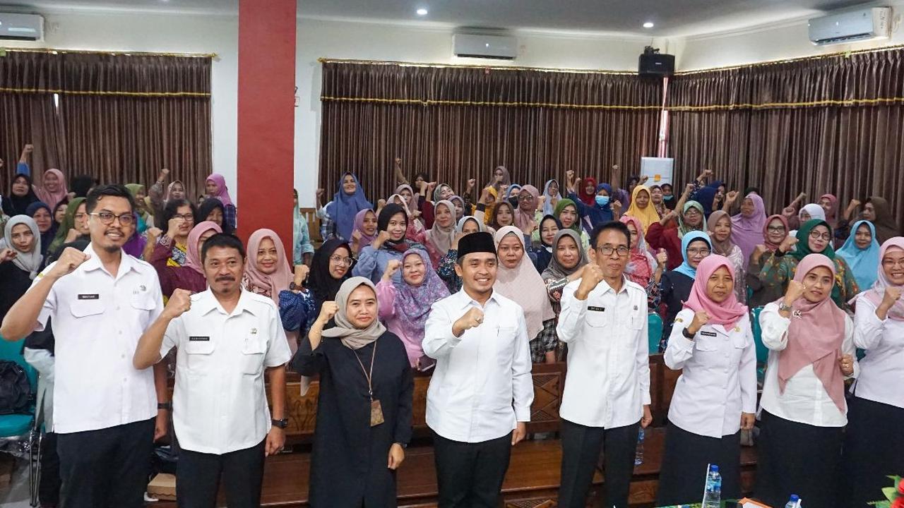 Sementara itu, Plt. Kepala DP3AKB Edy Ana Setyo Widodo menyampaikan bahwa Perempuan Kepala Keluarga di Kota Pasuruan berjumlah 8.155 yang sebagian besar adalah pelaku UMKM dari 34 Kelurahan dan Pelaku Usaha Ultra Mikro.