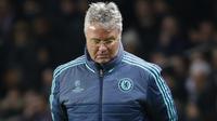 Ekspresi kekecewaan Guus Hiddink setelah pertandingan antara PSG melawan Chelsea di Stadion Parc des Princes, Rabu (17/2/2016) dini hari WIB. (Reuters/Carl Recine)