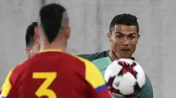Pemain timnas Portugal, Cristiano Ronaldo berebut bola dengan pemain Andorra,  Marc Vales pada Kualifikasi Piala Dunia 2018 zona Eropa di Stadion Nasional Andorra, Minggu (8/10). Portugal menang 2-0 lewat gol Ronaldo dan Andre Silva. (PASCAL PAVANI/AFP)
