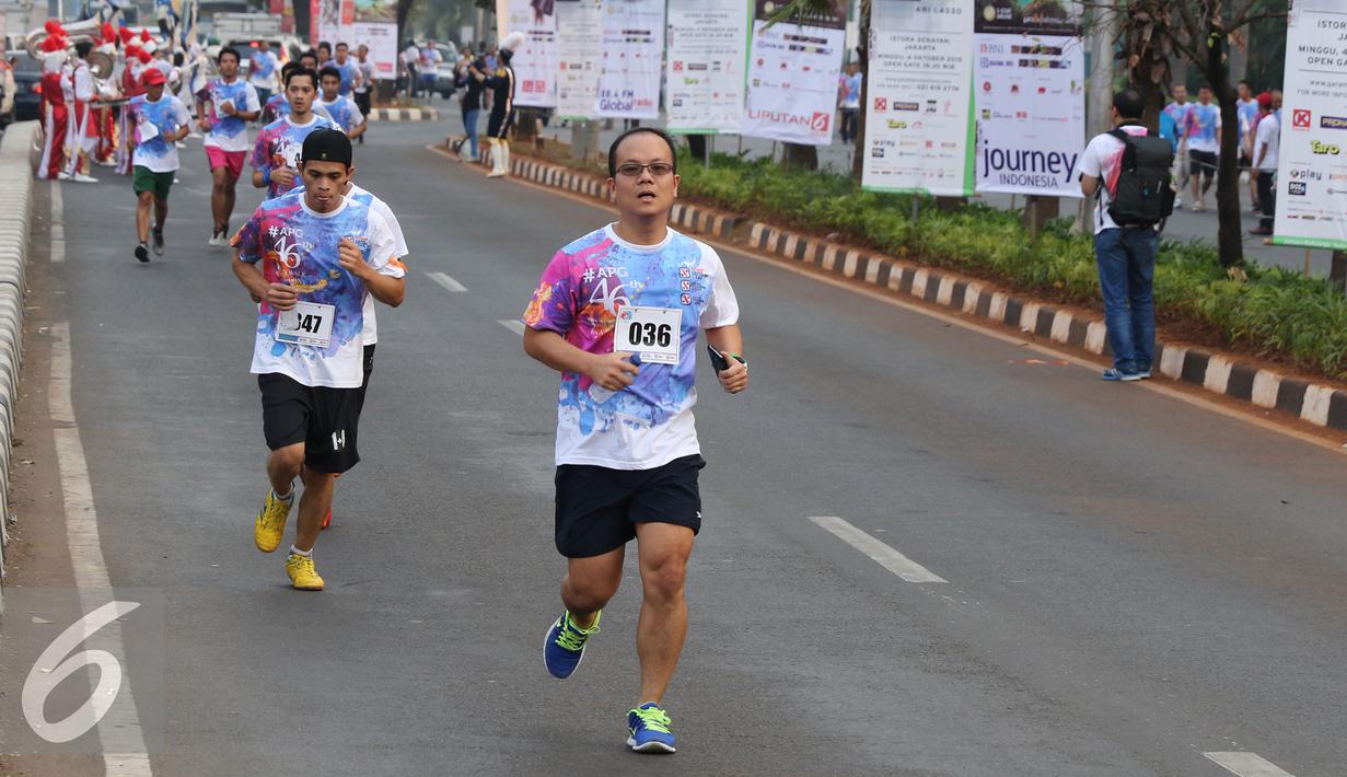 Seorang peserta saat mengikuti lomba lari bertema Run & Walk in Harmony di kawasan Senayan City, Jakarta, Minggu (27/09/2015). Sebanyak 3500 peserta mengikuti dan berpartipasi dalam Run & Walk in harmony sejauh 5 km. (Liputan6.com/Herman Zakharia)