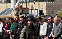 FOTO: Potret Polisi Israel Bersenjata Lengkap Jaga Ketat Warga Palestina yang Salat Jumat di Luar Masjid Al-Aqsa