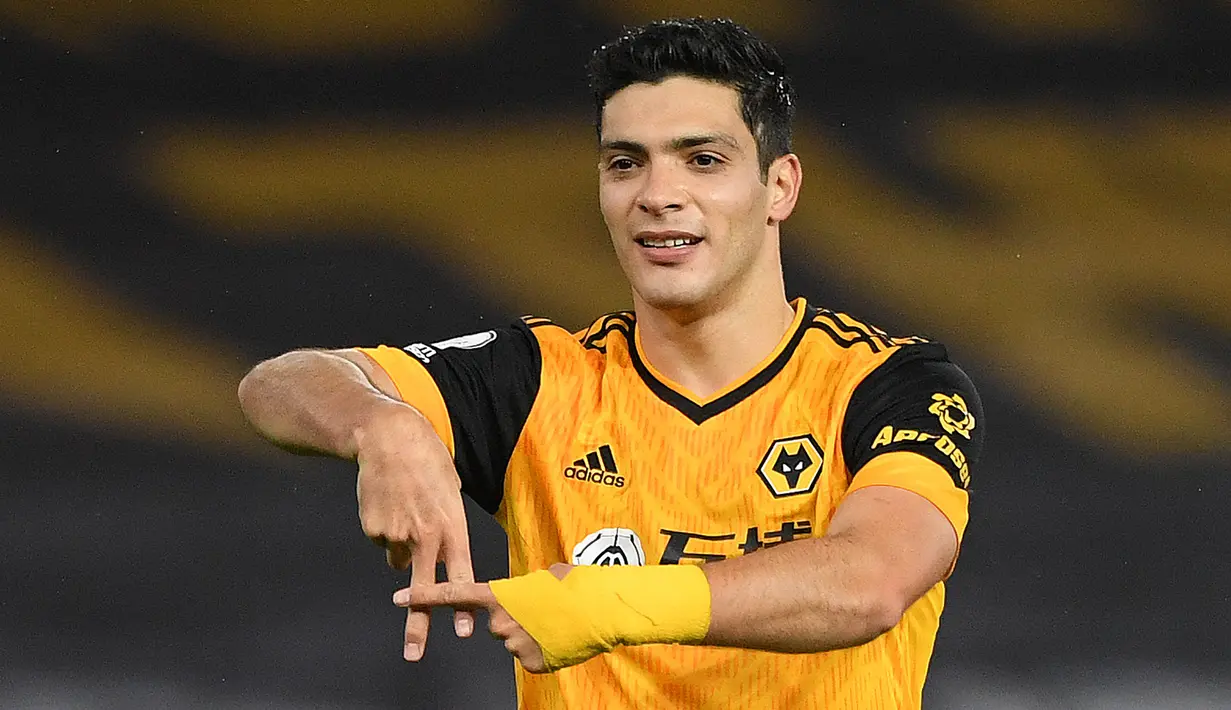 Raul Jimenez, striker Meksiko yang kini tengah menjalani musim pertama bersama Fulham, tercatat pernah membela Wolverhampton Wanderers selama 5 musim di Premier League mulai 2018/2019 hingga 2022/2023. Pada musim pertamanya, saat masih berstatus pinjaman dari Benfica, ia sukses mencetak 13 gol yang membuat Wolves mempermanenkannya pada 2019/2020. Ia pun kembali tampil tajam usai dipermanenkan dengan mencetak 17 gol pada musim 2019/2020. Cedera parah di kepala menjadi penyebab hilangnya ketajamannya mulai musim 2020/2021 hingga 2022/2023. (AFP/Pool/Stu Forster)