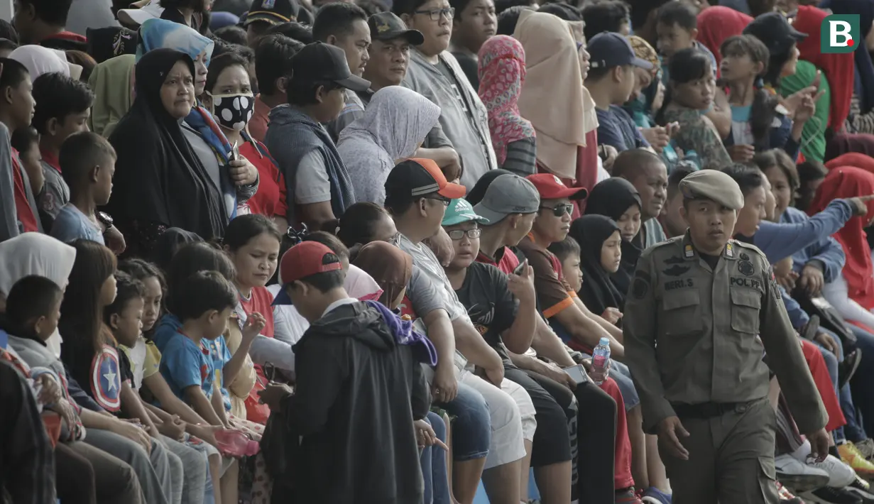 Warga menyaksikan balapan antara Menteri Kelautan dan Perikanan, Susi Pudjiastuti, melawan Wakil Gubernur, Sandiaga Uno, di Danau Sunter, Jakarta, Minggu (25/2/2018). Kegiatan ini dilakukan dalam rangka Festival Danau Sunter. (Bola.com/Okie Prabhowo)