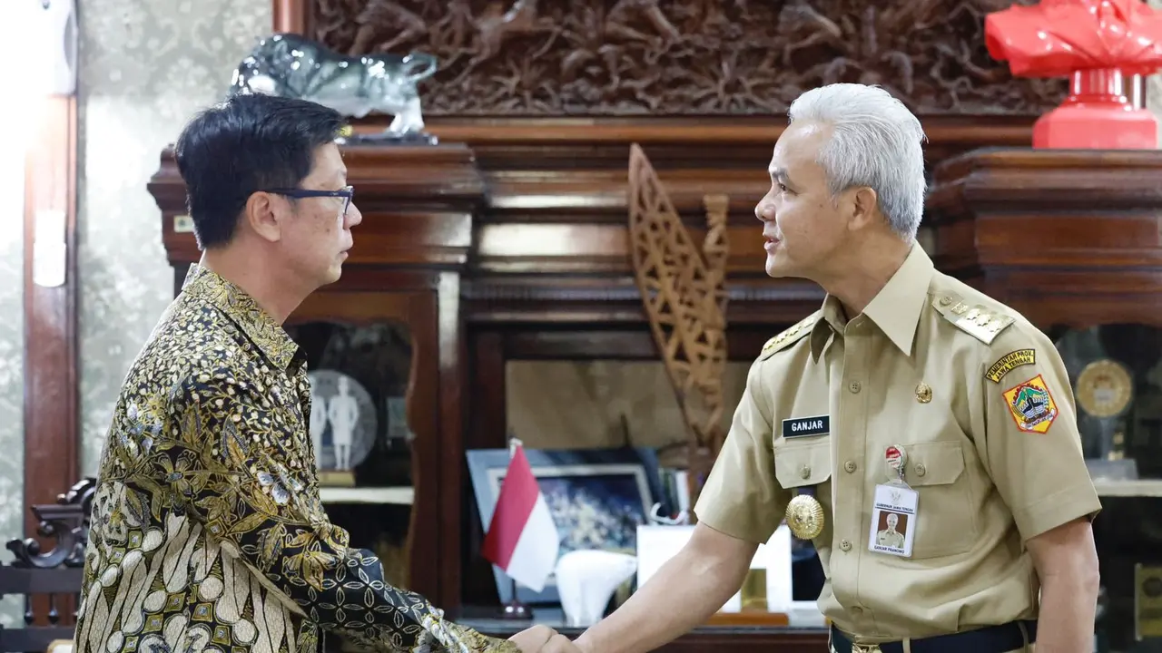 Gubernur Jawa Tengah Ganjar Pranowo  saat menerima kunjungan courtesy call Duta Besar (Dubes) Kerajaan Thailand Prapan Disyatat di Puri Gedeh, Kota Semarang pada Senin (24/7/2023). (Dok. Istimewa)