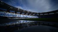 Pemandangan umum (a general view) menunjukkan tribun yang terpantul di genangan air sebelum pertandingan Serie A Italia antara Napoli dan Atalanta pada 11 Maret 2023 di Stadion Diego Maradona, Napoli. (Filippo MONTEFORTE/AFP)