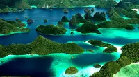 Gugusan pulau-pulau di Raja Ampat | via: leaveyourdailyhell.com