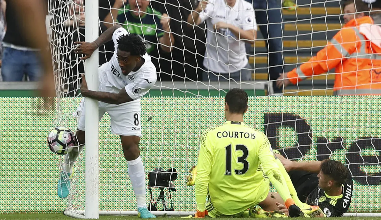  Pemain Swansea City, Leroy Fer saat mencetak gol ke gawang Chelsea pada lanjutan Premier League di Liberty Stadium,(11/9/2016) WIB.  (Action Images via Reuters/Carl Recine)