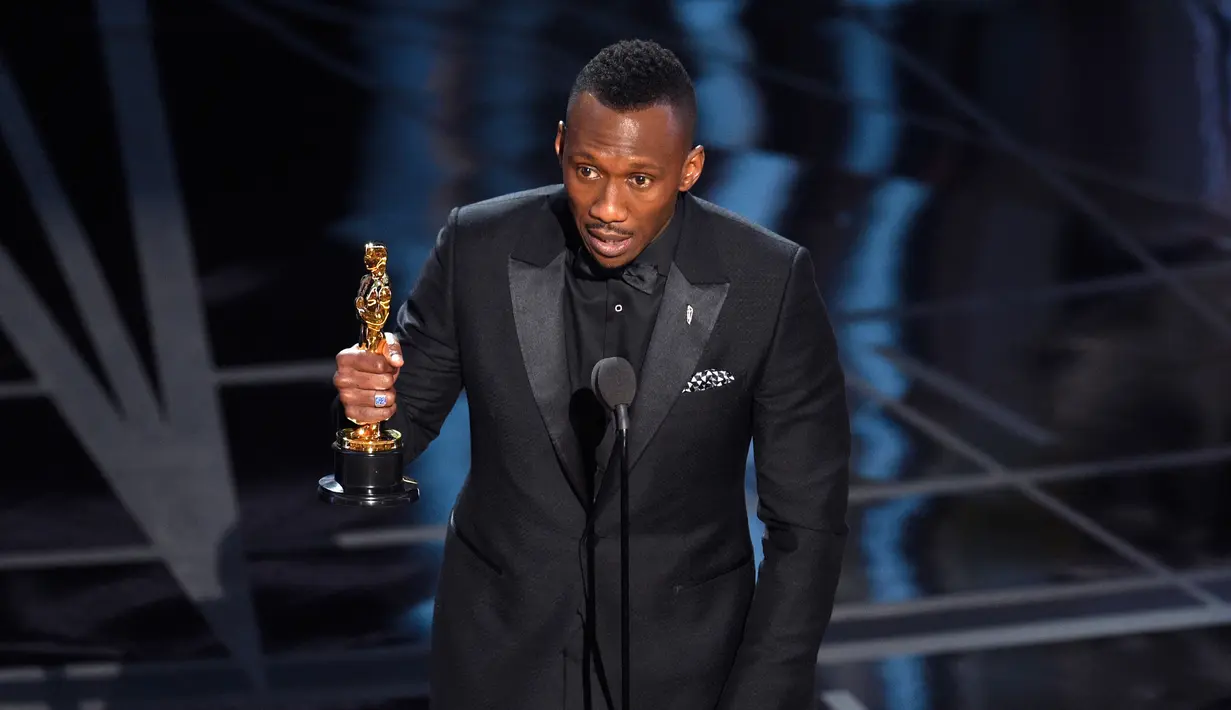 Aktor Mahershala Ali memberikan pidato kemenangannya di atas podium Academy Awards ke-89, Los Angeles, Minggu (26/2). Mahershala Ali meraih piala Oscar 2017 untuk nominasi Aktor Pendukung Terbaik di film Moonlight. (Photo by Chris Pizzello/Invision/AP)