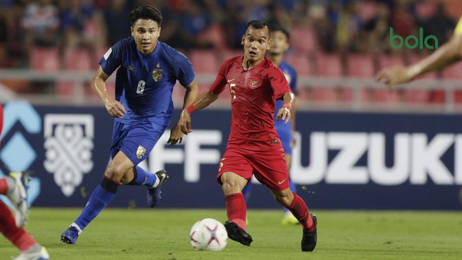 Gelandang Timnas Indonesia, Riko Simanjuntak, menggiring bola saat melawan Thailand pada laga Piala AFF 2018 di Stadion Rajamangala, Bangkok, Sabtu (17/11). Thailand menang 4-2 dari Indonesia. (Bola.com/M. Iqbal Ichsan)