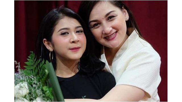 Banyak warganet yang menyebut kalau wajah keduanya mirip.