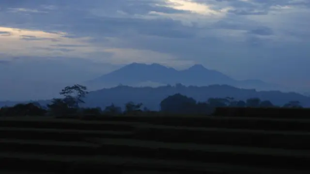 Gunung Pangrango di Bogor terlihat dari jalur kereta api menuju Bandung