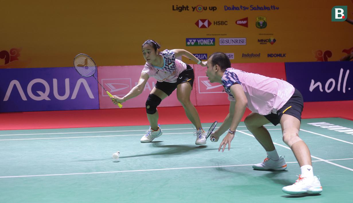 Ganda campuran Indonesia, Rinov Rivaldy/Lisa Ayu Kusumawati, saat melawan wakil Inggris, Inggris, Gregory Mairs/Jenny Mairs pada babak 16 besar Indonesia Masters 2025 di Istora Senayan, Jakarta, Kamis (23/1/2025). (Bola.com/M Iqbal Ichsan)