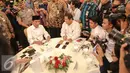 Tanpa sungkan, Jokowi melayani permintaan wartawan yang mengingkan Jokowi membubuhkan tandatangan di ponsel milik mereka usai berbuka puasa di Istana Negara, Jakarta, Senin (6/7/2015).  (Liputan6.com/Faizal Fanani)