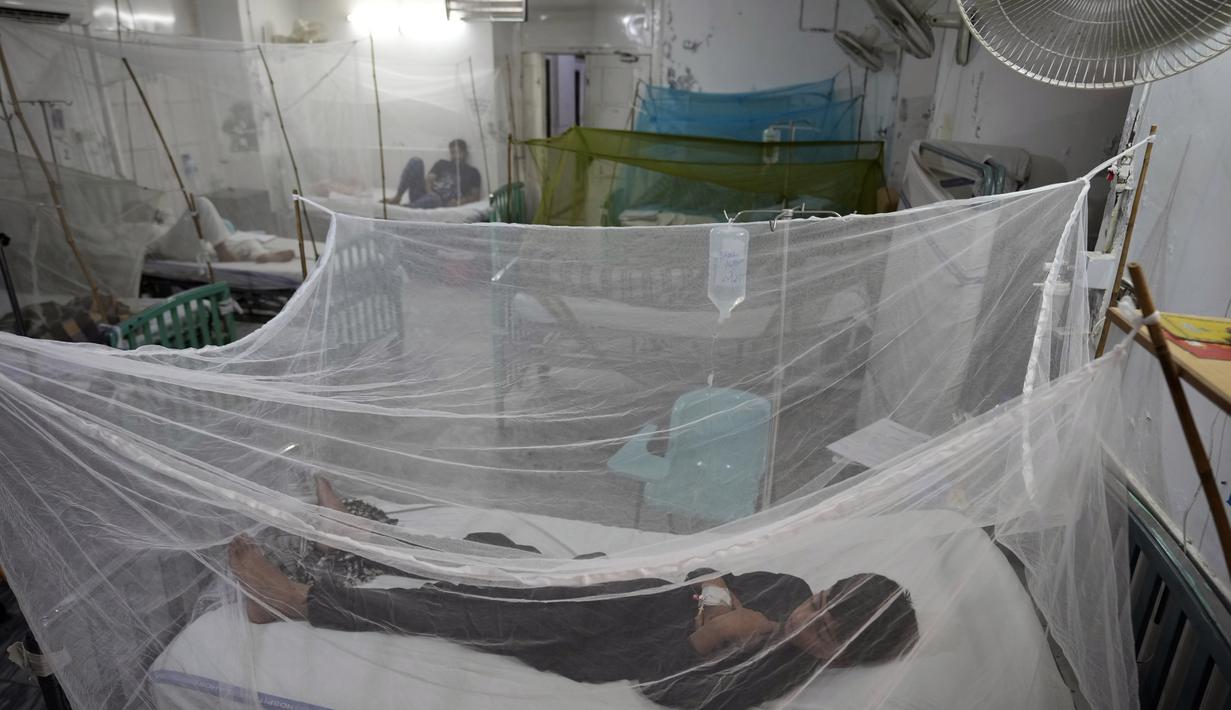 Seorang anak yang menderita demam berdarah, penyakit yang ditularkan oleh nyamuk, dirawat di bangsal isolasi, di sebuah rumah sakit di Lahore, Pakistan, Jumat (23/9/2022). Pakistan telah mengerahkan ribuan dokter dan paramedis tambahan di provinsi yang paling parah dilanda banjir di negara itu untuk menahan penyebaran penyakit yang telah menewaskan lebih dari 300 orang di antara para korban banjir, kata para pejabat. (AP Photo/K.M. Chaudary)