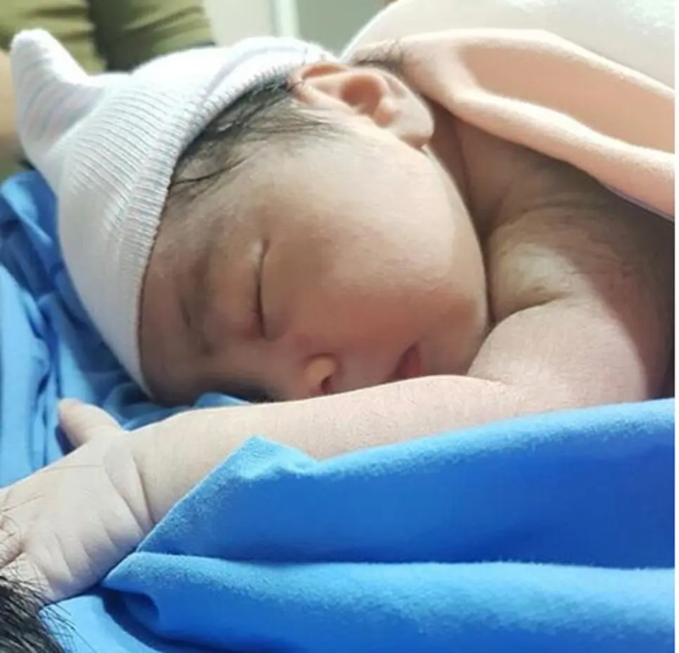 Raya Kohandi melahirkan bayi perempuan pada Rabu (12/4/2017). (Instagram/rayakohandi244)