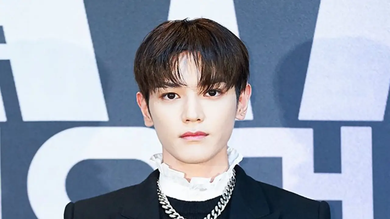 Taeyong NCT tampil tampan dengan pakaian monokrom di Konfersi Pers Street Women Fighter