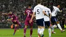 Pemain Manchester City Ilkay Gundogan (kiri) melakukan tembakan ke gawang Tottenham Hotspur saat pertandingan Liga Inggris di Wembley Stadium di London (14/4). Manchester City menang 3-1 atas Tottenham Hotspur.  (AP Photo / Tim Ireland)