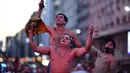 Fans legenda sepak bola Argentina Diego Maradona berkumpul untuk memberi penghormatan pada hari kematiannya di Buenos Aires, Argentina, 25 November 2020. Jenazah Diego Maradona akan disemayamkan di Istana Presiden. (RONALDO SCHEMIDT/AFP)