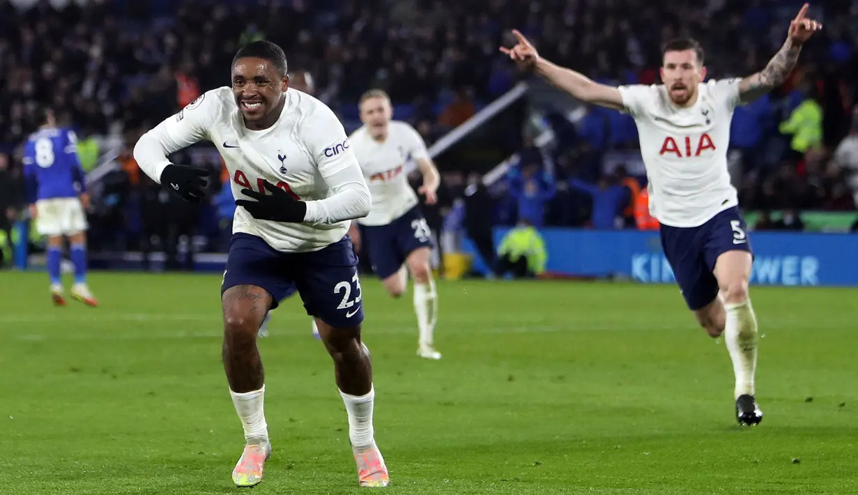 Steven Bergwijn belum mampu menjadi pilihan utama di skuat Tottenham Hotspur usai pindah dari PSV Eindhoven pada 2019 lalu. Meskipun begitu, ia mampu tampil mengesankan ketika diberikan kesempatan. Karier Bergwijn mungkin bisa terselamatkan jika Erik Ten Hag memboyongnya ke MU. (AFP/Geoff Caddic)