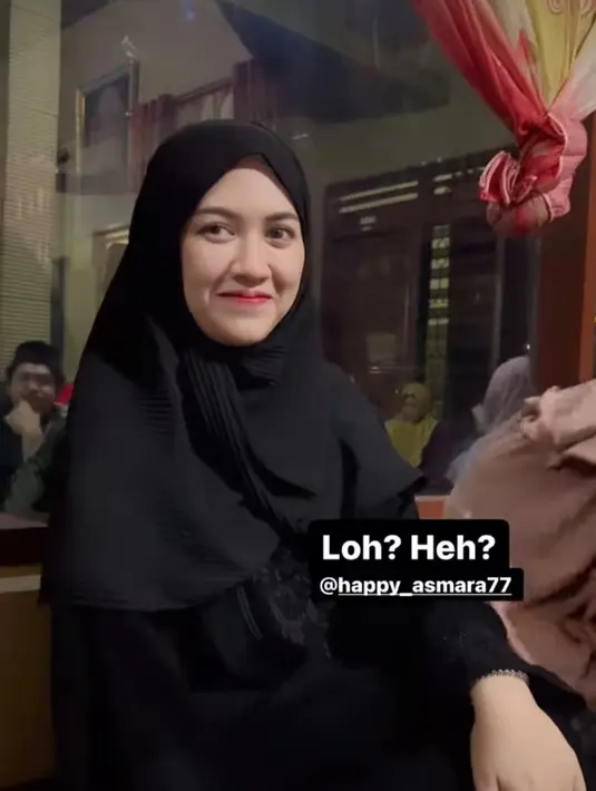 Tak hanya itu, Happy Asmara diketahui ikut meramaikan acara Sholawatan. Penampilan pelantun lagu “Ngopi Maszeh” itu bikin pangling saat mengenakan hijab syari dan gamis panjang. Saat mengenakan pakaian serba hitam ini, Happy Asmara seketika jadi sorotan peserta Sholawatan. (Liputan6.com/IG/happy_asmara77)