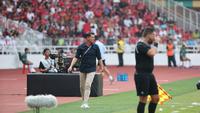 Pelatih Timnas Irak, Jesus Casas saat menghadapi Timnas Indonesia di Stadion Utama Gelora Bung Karno, Jakarta, Kamis (6/6/2024). (Bola.com/Abdul Aziz)