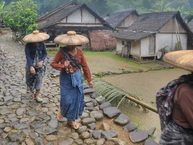 Ada pemandangan menarik pada bagian depan beberapa rumah adat Baduy Luar di Kampung Ciboleger Lebak Banten, nampak sebuah bambu besar dengan panjang sekitar 2 meter dilengkapi kran air ditancapkan di depan rumah. (merdeka.com/Arie Basuki)