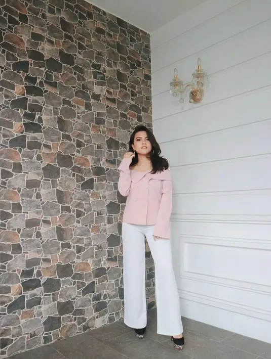 Marsha Aruan, aktris muda yang satu ini memang selalu terlihat ceria di setiap kesempatan. Senyumannya yang tak pernah pudar ini sepertinya yang membuat El Rumi jatuh cinta kepadanya.  (Instagram/aruanmarsha)