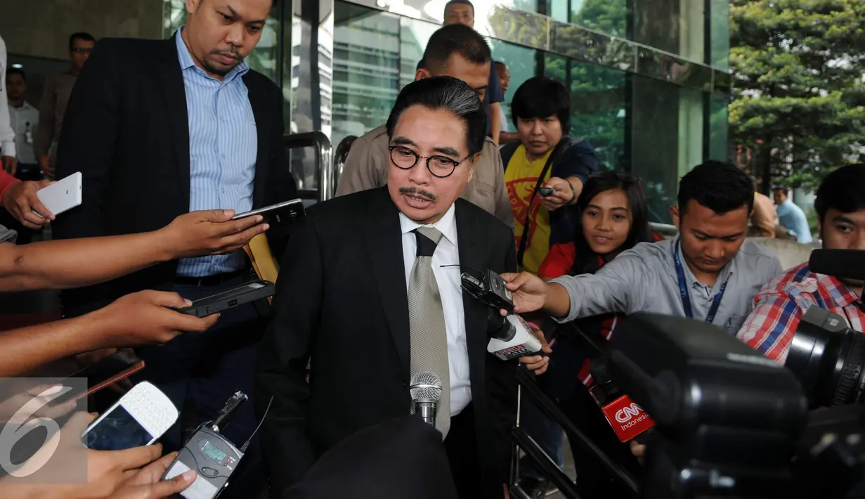 Pengacara Hotma Sitompul memberi keterangan kepada awak media usai diperiksa KPK, Jakarta (29/11). Hotma diperiksa terkait kasus dugaan korupsi proyek pengadaan e-KTP di Kementerian Dalam Negeri (Kemendagri). (Liputan6.com/Helmi Affandi)
