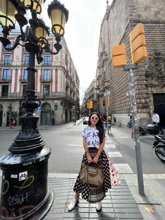 Gayanya terlihat begitu awet muda. Kali ini, loafers kulit yang chic menjadi kunci kesempurnaan gaya