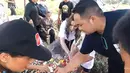 Momo mengaku kangen dengan ayahnya. "Halo bapak, kita rindu.. Abe Briell ikut ziarah ke makam opung bersama keluarga di Pekanbaru," tulis therealmomogeisha. [Youtube/Momo Youtube Channel]