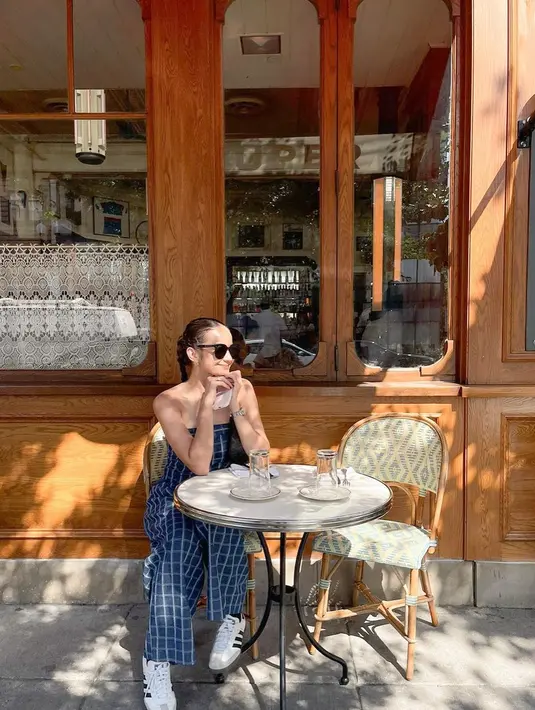 Terbaru, Enzy Storia memperlihatkan yang makin mirip warga lokal. Ia mengenakan strapless jumpsuit dan sneakers untuk terlihat kekinian [@enzystoria]