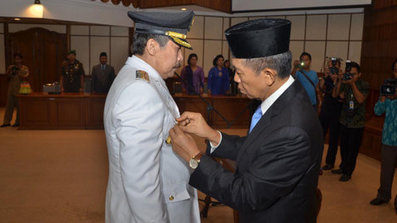Gubernur Bali beri batu akik pada Plt bupati Badung dan Bangli