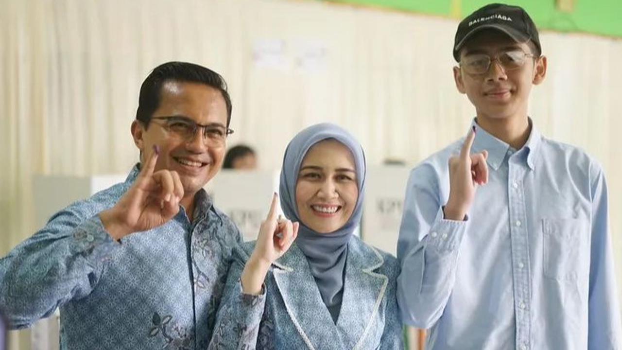 Potret Cabup Sahrul Gunawan dan Istri Kompak Pakai Batik Biru & Pose Jari Bertinta Usai Nyoblos