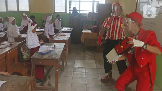 Aksi Badut Bagikan masker untuk Siswa Sekolah