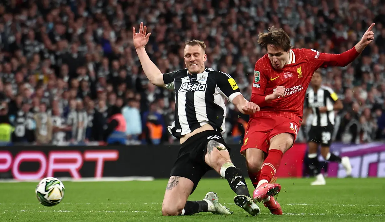 Tertinggal 0-2 dari Newcastle United, Liverpool tampil kian agresif. Namun, gol baru tercipta pada menit ke-90+4 lewat aksi Federico Chiesa. Skor berubah 1-2 untuk keunggulan Newcastle United. (HENRY NICHOLLS/AFP)