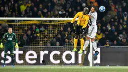 Pemain Young Boys, Nicolas Moumi Ngamaleu dan pemain Juventus, Leonardo Bonucci berebut bola pada laga pamungkas Grup H Liga Champions di Stade de Suisse, Kamis (13/12). Kalah 1-2, Juventus tetap keluar sebagai juara Grup H (Anthony Anex/Keystone via AP)