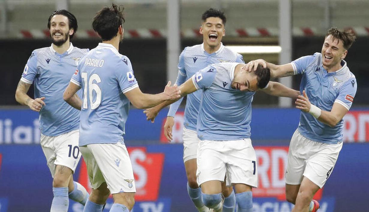 Para pemain Lazio merayakan gol yang dicetak oleh Gonzalo Escalante pada laga Liga Italia di Stadion Giuseppe Meazza, Senin (15/2/2021). Inter Milan menang dengan skor 3-1. (AP/Luca Bruno)