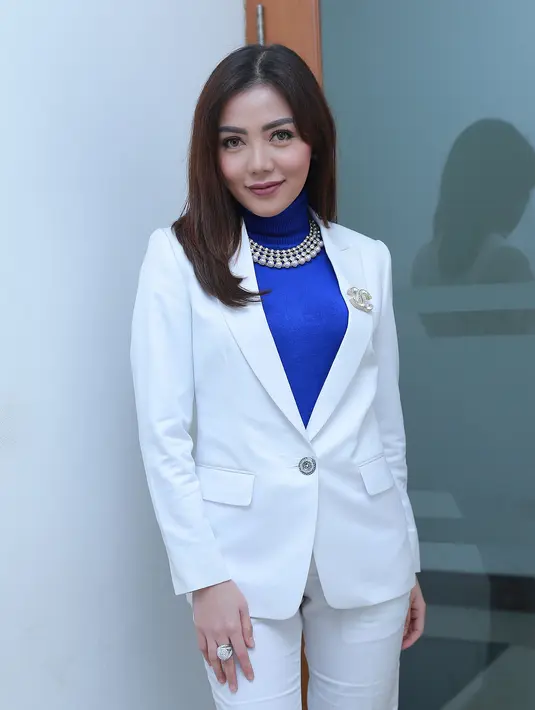 Menurut Bella Shofie mungkin memang sudah banyak orang yang sebenarnya mampu secara finansial namun belum mendapatkan panggilan untuk melaksanakan umroh. Tanggal 21 Desember pun Bella akan berangkat. (Galih W. Satria/Bintang.com)