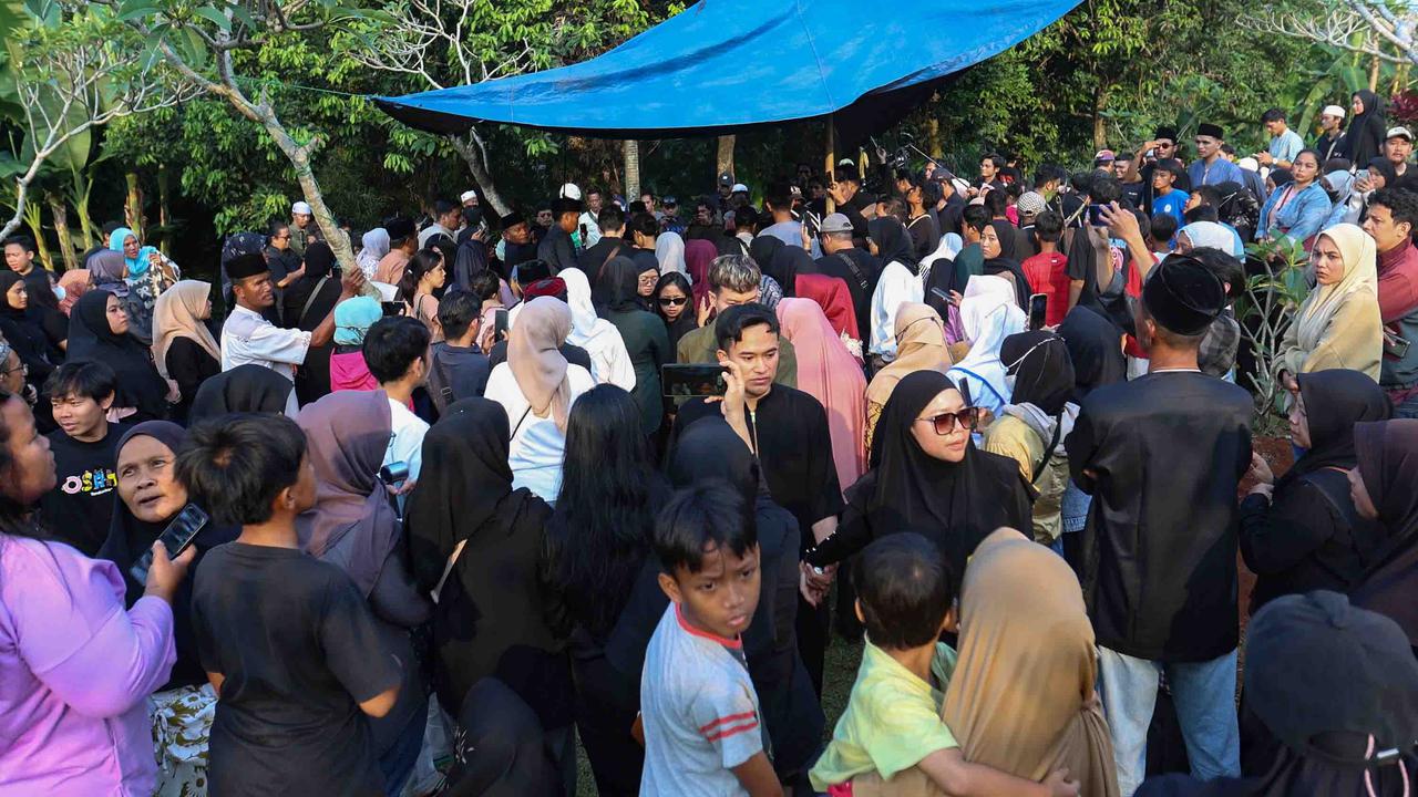 Tangis Haru Iringi Pemakaman Mpok Alpa, Komedian Ceria yang Berjuang Diam-Diam Lawan Kanker