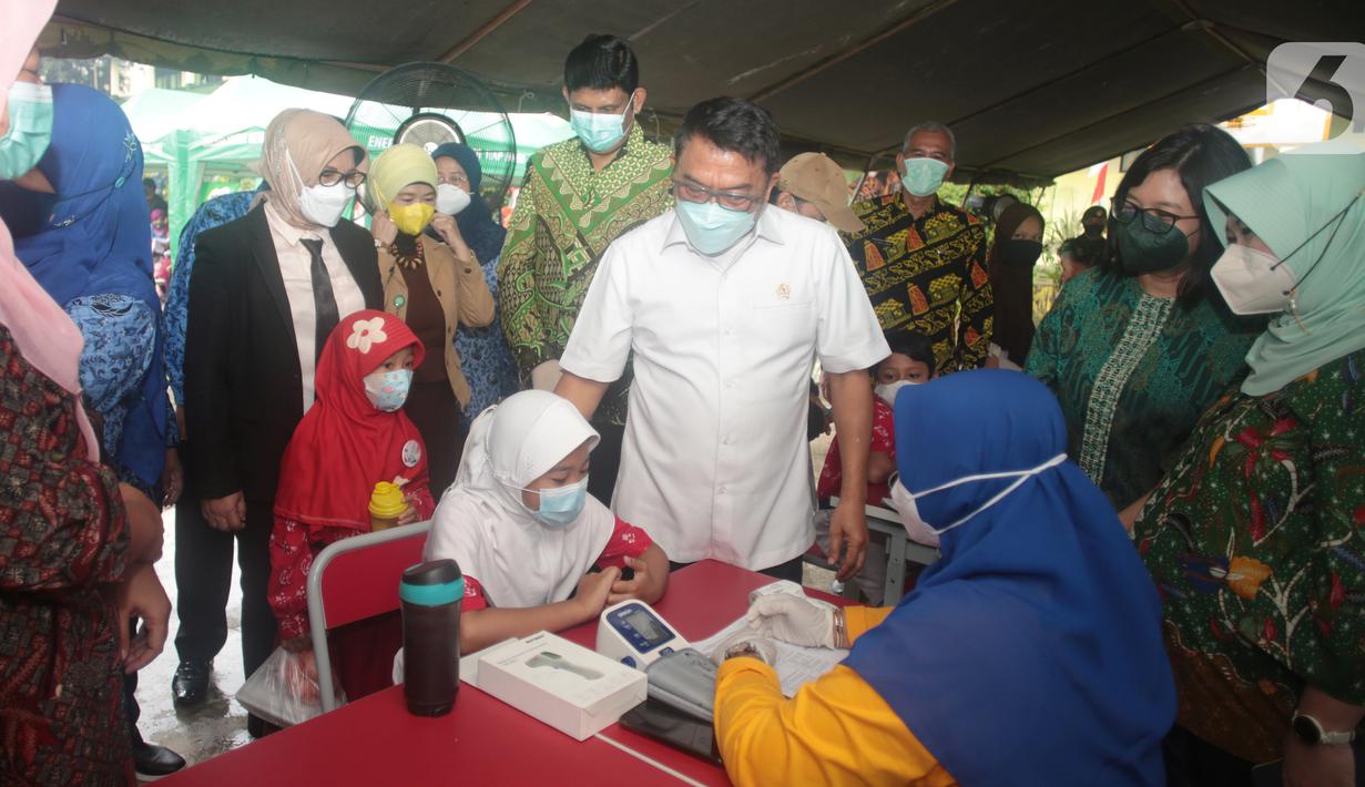 Kepala Staf Kepresidenan Moeldoko (tengah) bersama Presdir PT Nestlé Indonesia Ganesan Ampalavanar (keempat kiri), Direktur Corporate Affairs Siti Sufintri, BEO Beverages Business Unit Mirna Tri Handayani meninjau program percepatan vaksinasi COVID-19 di Bekasi (17/03/2022). (Liputan6.com/HO/Milo)