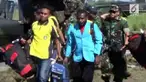 Sebanyak 13 guru yang disandera OPM dievakuasi TNI ke Timika. Para guru sedih harus meninggalkan anak didiknya.
