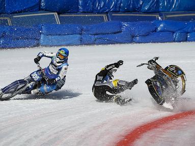 Pebalap Swedia, Ove Ledstrom, terjatuh saat bersaing dengan pebalap Rusia, Egor Myshkovets, dalam kejuaraan dunia FIM Ice Speedway Gladiators di Almaty, Kazakhstan, (21/2/2016). (Reuters/Shamil Zhumatov)