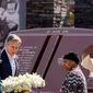 Menteri Luar Negeri AS Antony Blinken dan Antoinette Sithole (kanan), saudara dari mendiang Hector Pieterson, meletakkan karangan bunga di monumen Hector Pieterson di Soweto, Afrika Selatan, pada 7 Agustus 2022. (Foto: AP/Andrew Harnik)